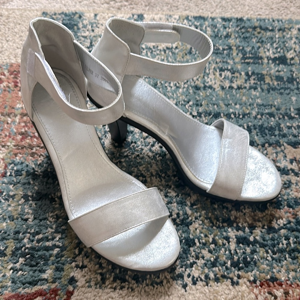 Perfect sandel with perfect heel byPatrizia!